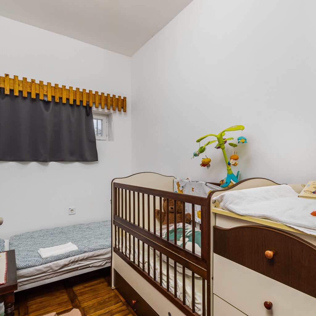 Baba-mama szoba rácsos ággyal