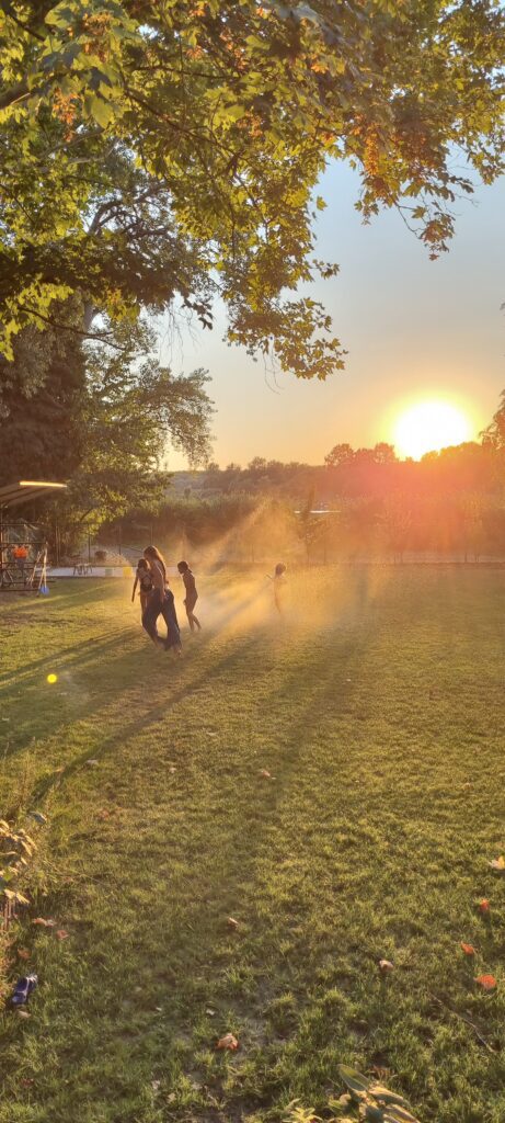 Gyerekek játszanak a naplementében - Dömsöd Holiday