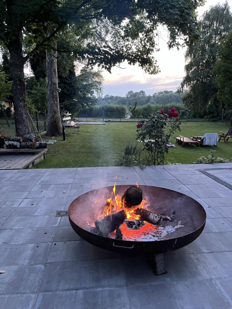 匈牙利海滨垂钓度假小屋,带烧烤花园