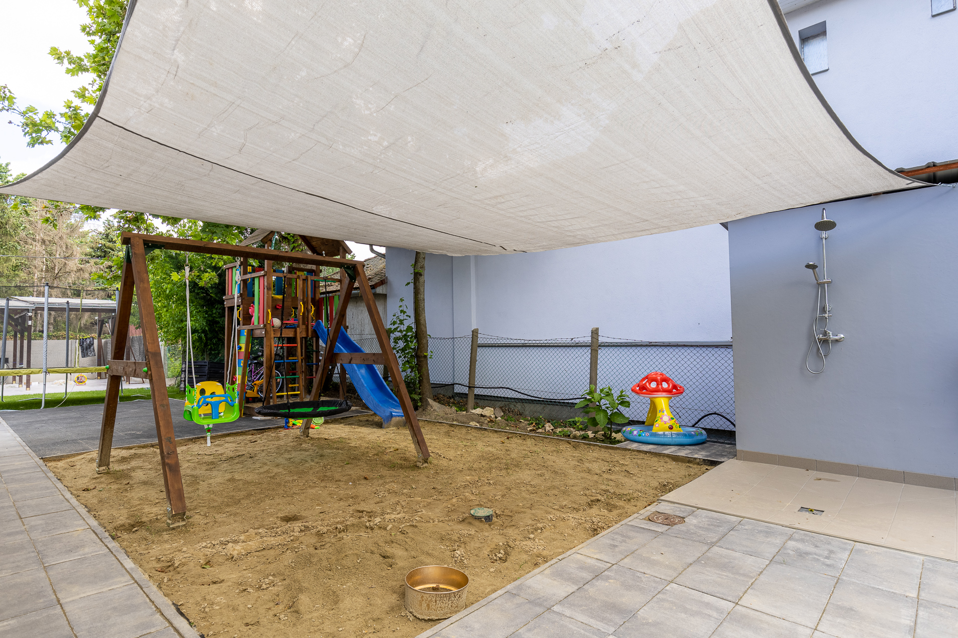 Family and baby-friendly fishing lodge with playground, baby friendly fishing cabin