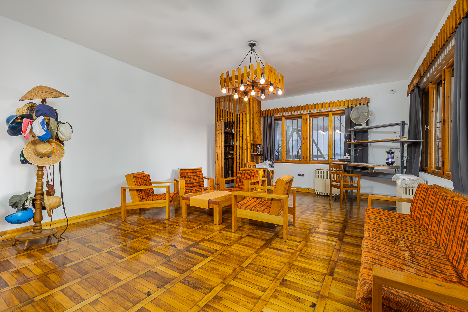 Horgász szállás nappali és saját bár