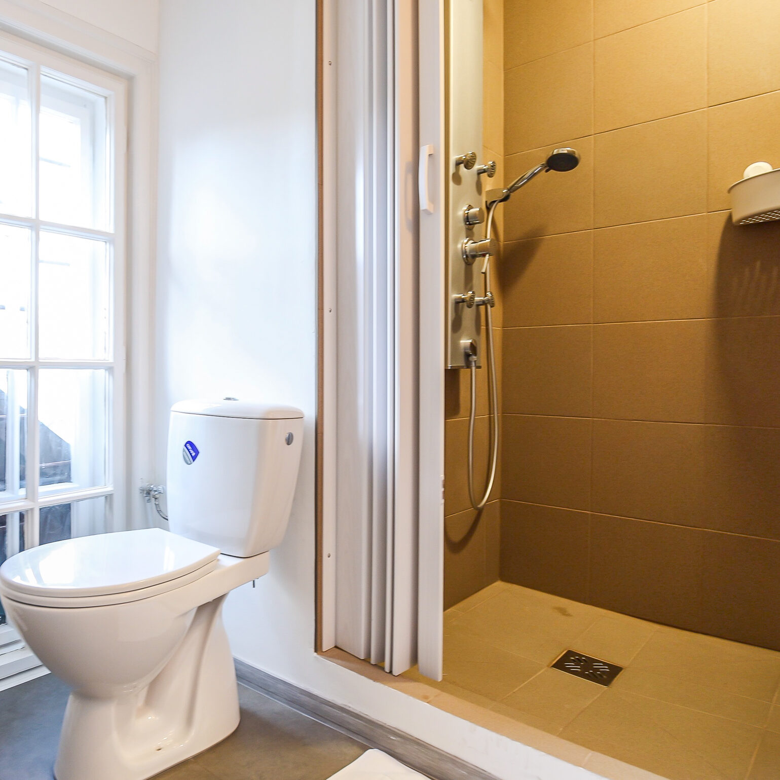 Dömsödi szállás emeleti fürdőszoba